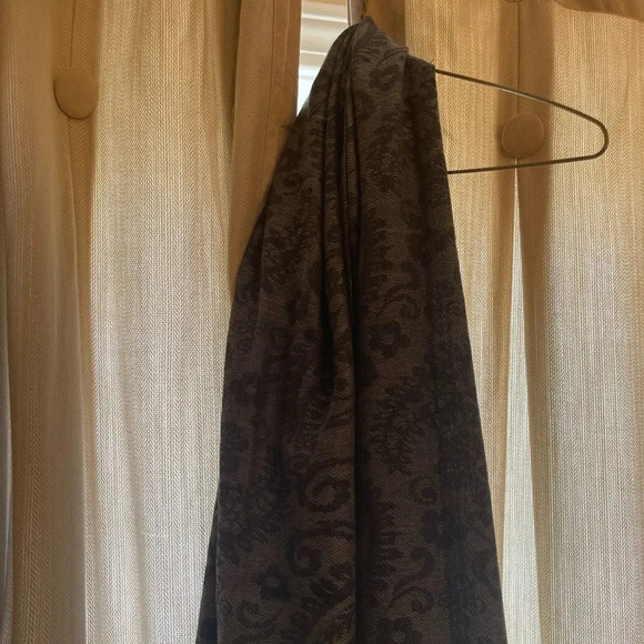 Gray and black light weight scarf with fringes NWOT - Picture 6 of 10